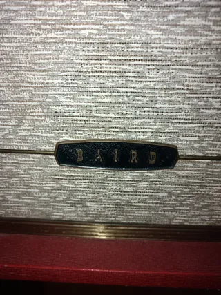 Tocadiscos radio antiguo rojo y blanco. Maleta