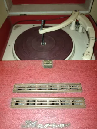 Tocadiscos radio antiguo rojo y blanco. Maleta
