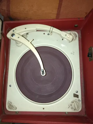 Tocadiscos radio antiguo rojo y blanco. Maleta