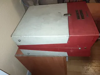 Tocadiscos radio antiguo rojo y blanco. Maleta