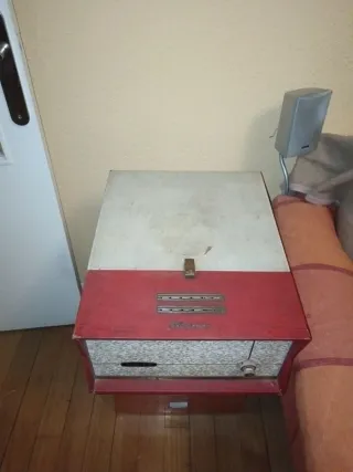 Tocadiscos radio antiguo rojo y blanco. Maleta