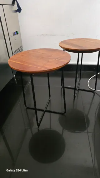 Tavoli ausiliari in legno e metallo