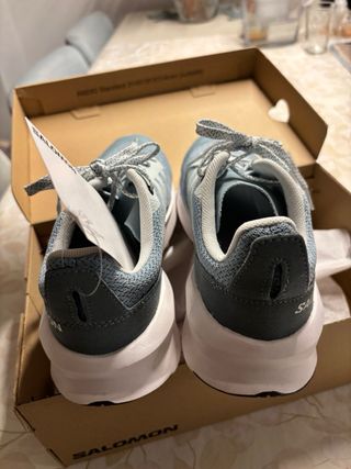 Zapatillas trail Salomon azules y grises