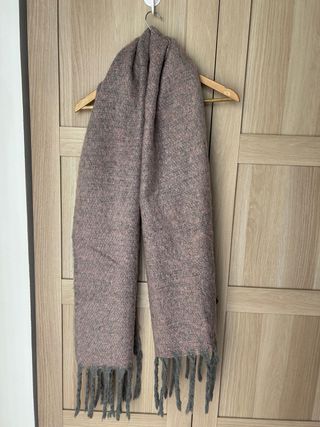 Bufanda rosa y gris con flecos