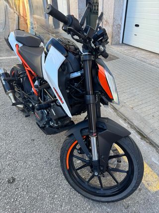 KTM Duke 125 Blanca y Naranja