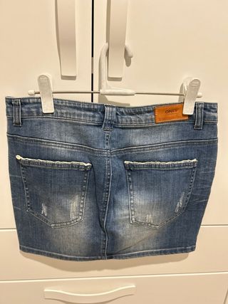 Falda vaquera ONLY desgastada