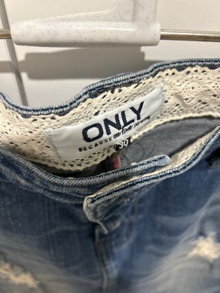 Falda vaquera ONLY desgastada