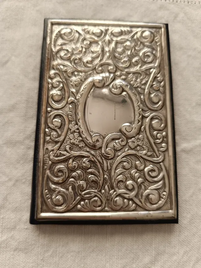 Agenda de teléfonos plateada antigua