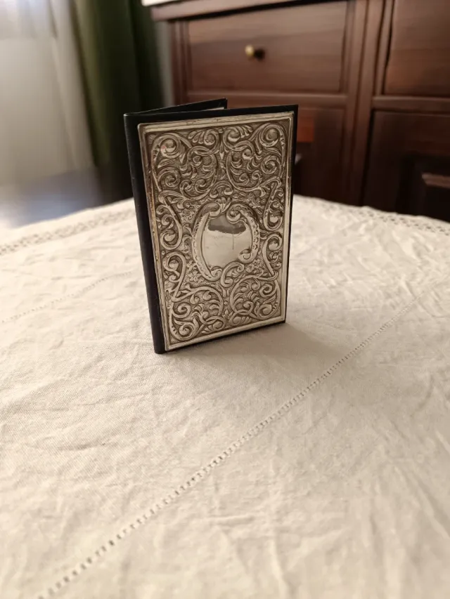 Agenda de teléfonos plateada antigua