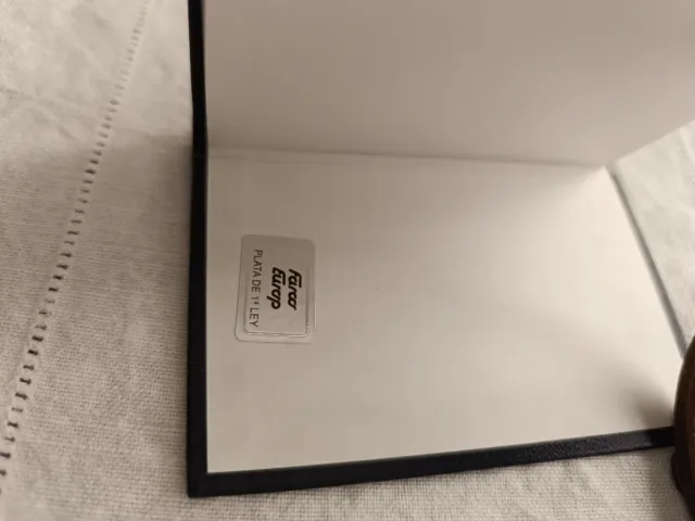 Agenda de teléfonos plateada antigua