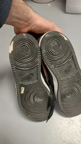 Zapatillas Nike Air Force 1 Negras y Rojas