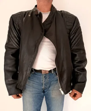 Motera cuero grueso con protecciones XXL. Medidas.