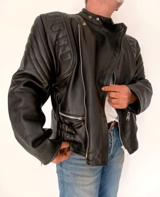 Motera cuero grueso con protecciones XXL. Medidas.