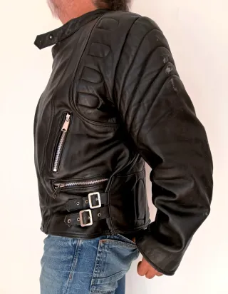 Motera cuero grueso con protecciones XXL. Medidas.