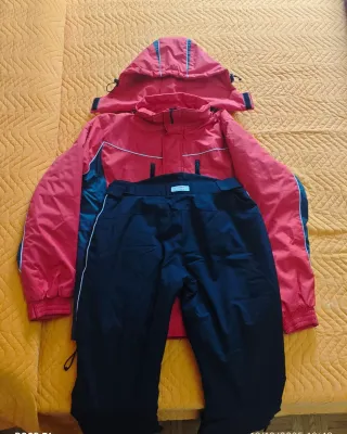 Tuta da sci rossa e nera