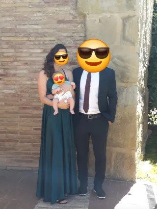 Vestido verde con cinturón rosa