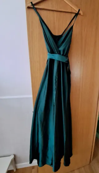 Vestido verde con cinturón rosa