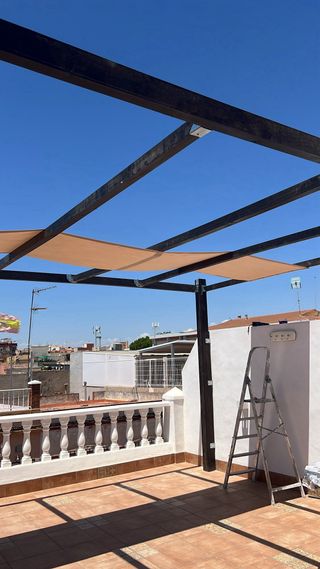 Pérgola de madera, tela toldo chenila beige