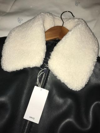 Chaqueta Mango Negra con Cuello Borreguito