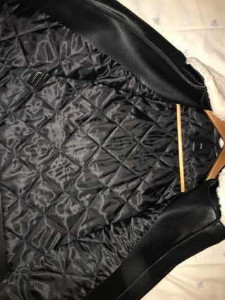 Chaqueta Mango Negra con Cuello Borreguito