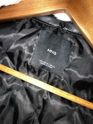 Chaqueta Mango Negra con Cuello Borreguito