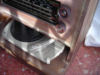 Radio CON tocadiscos marca - Lyra - VERFOTOS