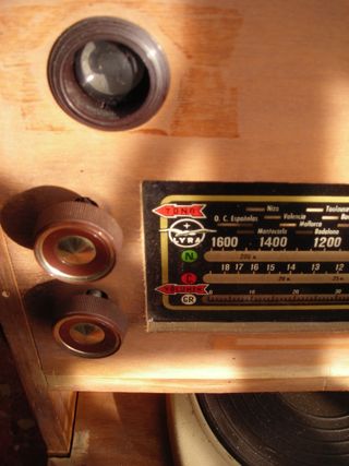 Radio CON tocadiscos marca - Lyra - VERFOTOS