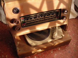 Radio CON tocadiscos marca - Lyra - VERFOTOS
