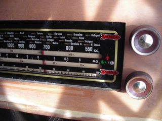 Radio CON tocadiscos marca - Lyra - VERFOTOS