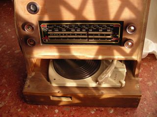 Radio CON tocadiscos marca - Lyra - VERFOTOS