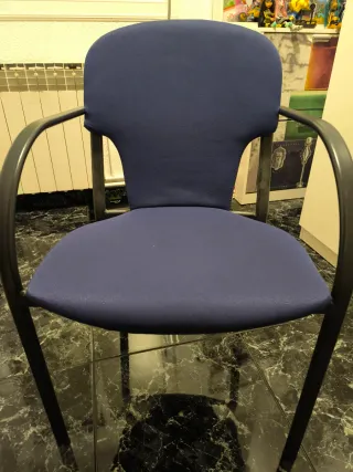 Silla azul de tela y metal negro