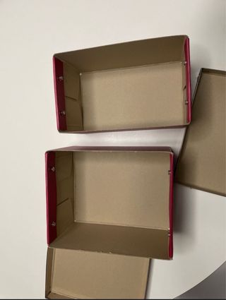 Cajas de almacenaje rojas con detalles plateados