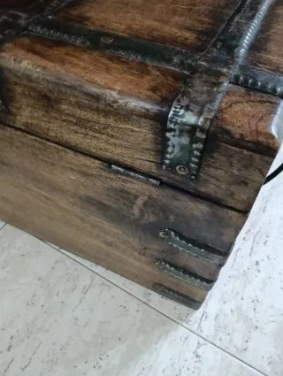 Baúl de roble con detalles metálicos