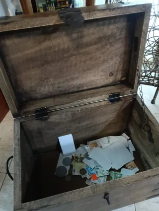 Baúl de roble con detalles metálicos