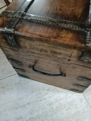 Baúl de roble con detalles metálicos