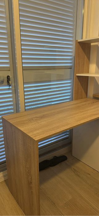 Escritorio con estantería