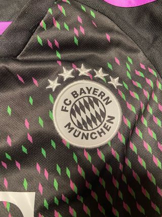 Conjunto Oficial Bayern Múnich - talla 24 niño