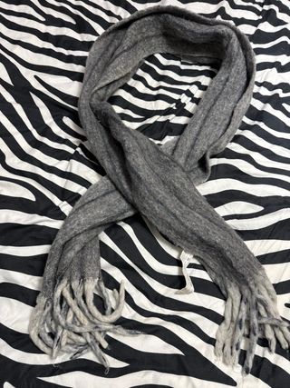Bufanda gris con flecos