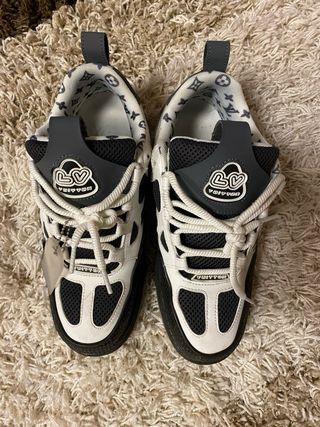 scarpe Louis Vuitton bianche e grigie