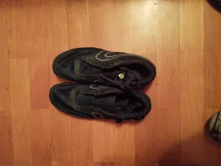 Zapatillas atletismo negras y verde oliva