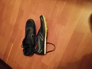 Zapatillas atletismo negras y verde oliva