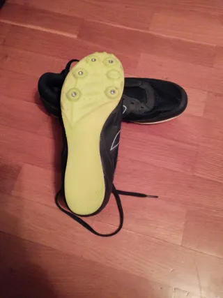 Zapatillas atletismo negras y verde oliva