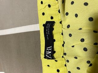 Falda midi lunares amarilla