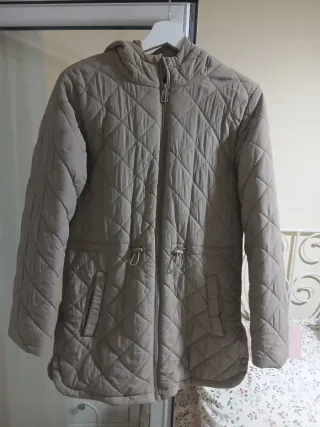 Anorak acolchado beige con capucha