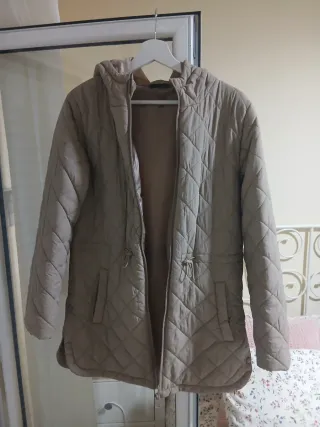 Anorak acolchado beige con capucha