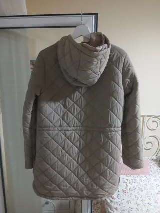 Anorak acolchado beige con capucha