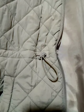 Anorak acolchado beige con capucha