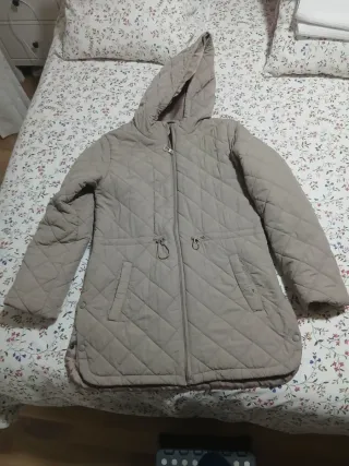 Anorak acolchado beige con capucha