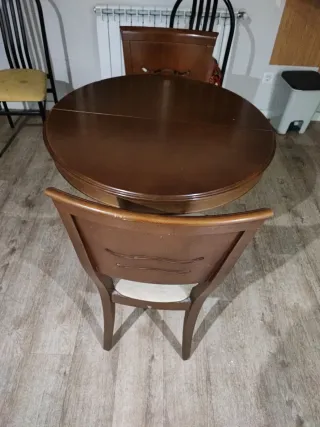 Tavolo da pranzo in legno con 2 sedie
