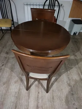 Tavolo da pranzo in legno con 2 sedie